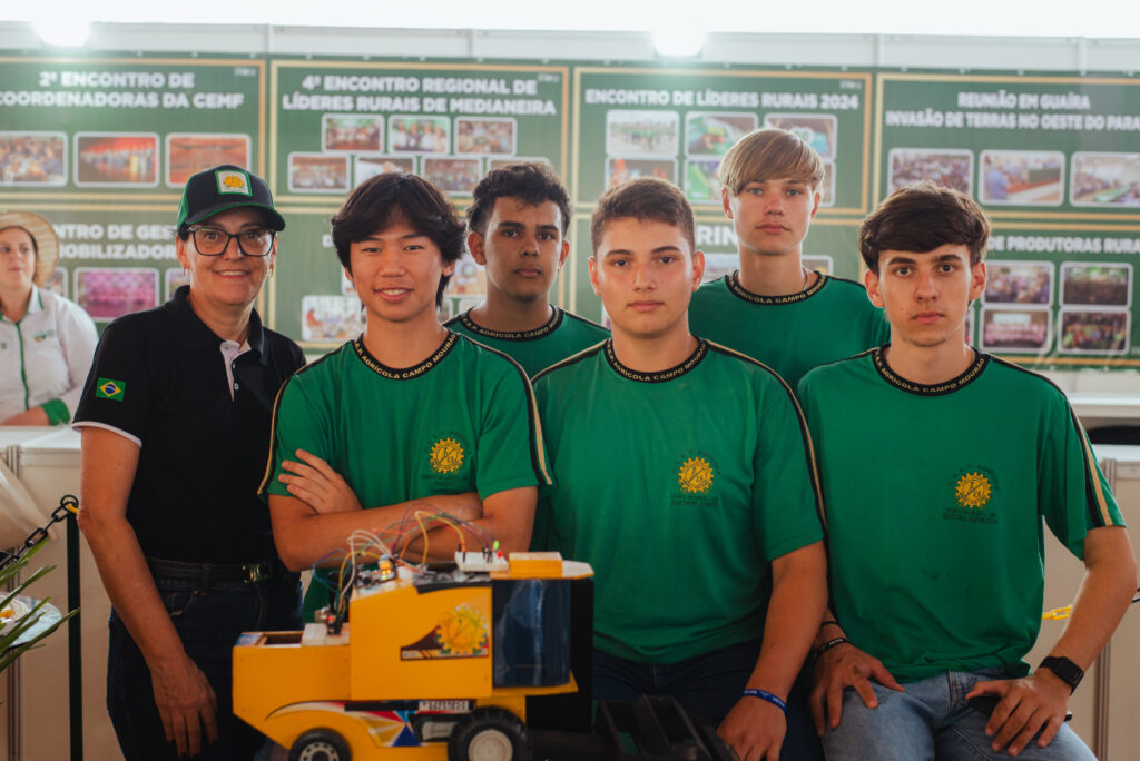 Alunos de Campo Mourão mostram sensores acessíveis para colheitadeiras no Show Rural 2025.