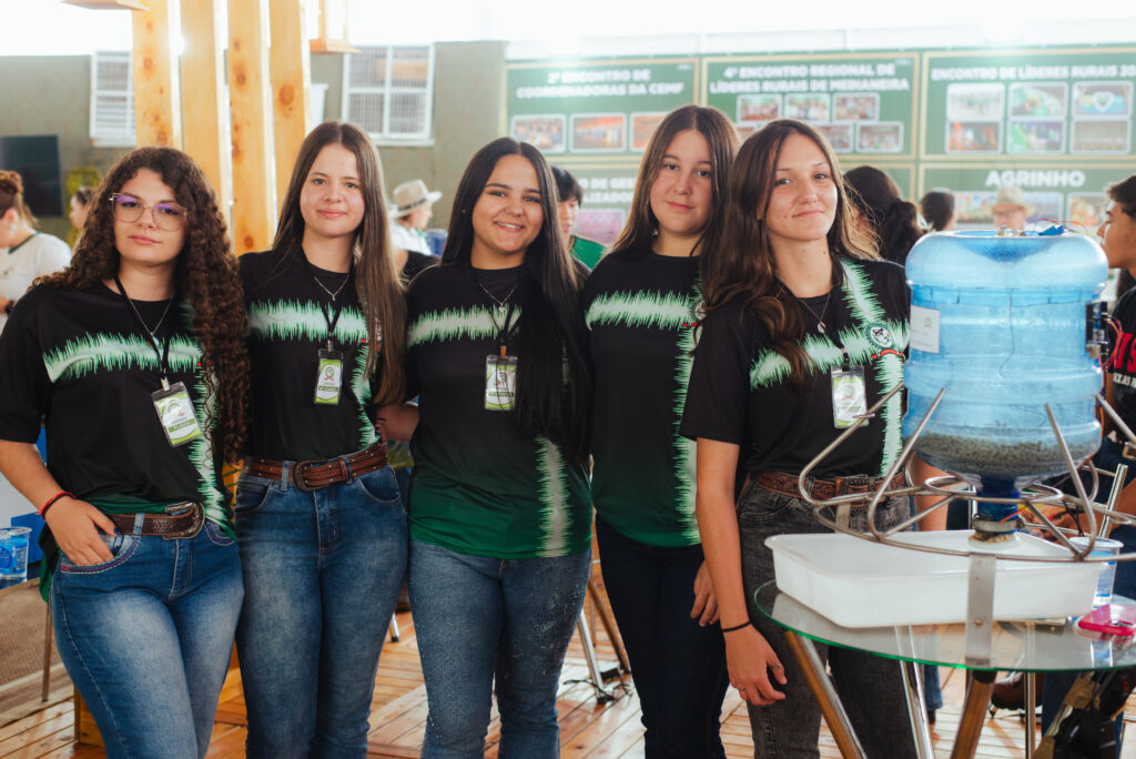 Alunas de Palmeira criam comedouro de ração automática no Programa Agrinho 2025