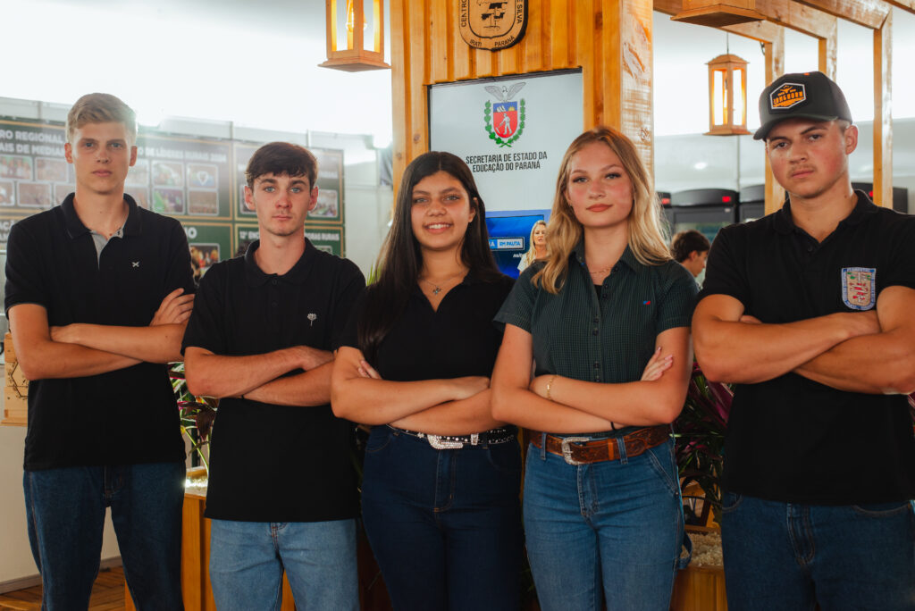 Alunos do Centro Florestal constroem pergolado sustentável para o estande da SEED no Show Rural.