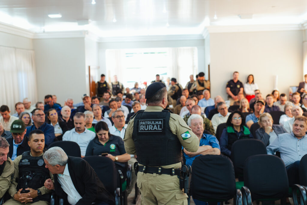 Público presente no auditório do Sindicato Rural de Cascavel durante encontro sobre segurança no campo.