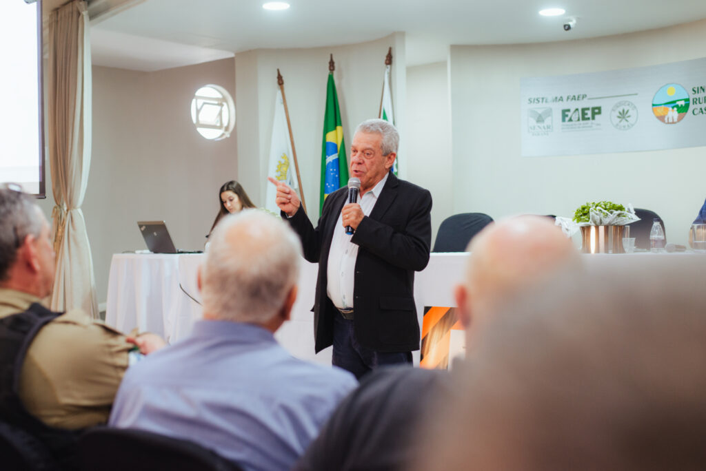 Paulo Orso, presidente do Sindicato Rural de Cascavel, fala durante reunião sobre segurança no campo.