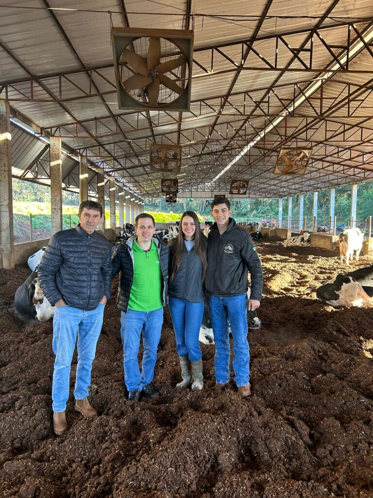 Agricultor Valdecir Kaucz com sua família na propriedade rural em Cascavel, dedicada à pecuária leiteira e produção de milho para silagem.