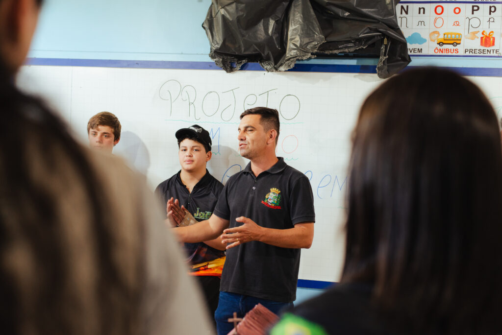 Secretário de Agricultura de Santa Tereza do Oeste discursa para estudantes do JAA