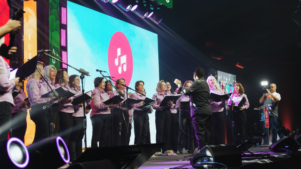 Coral Elas Cantam, formado por produtoras rurais, emocionou o público na abertura do 13º Encontro de Produtoras Rurais em Cascavel
