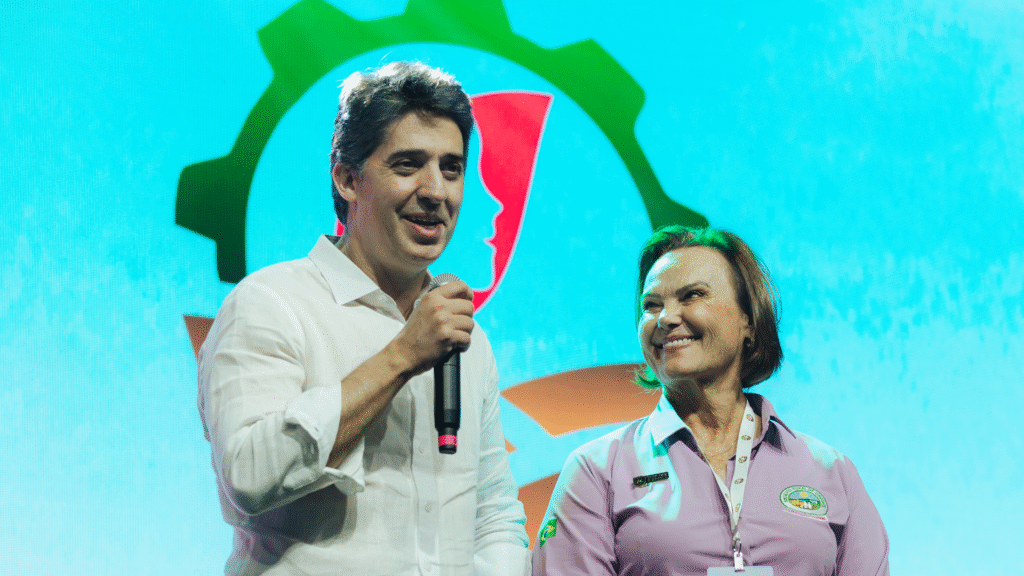 Secretário de Justiça e Cidadania do Paraná, Valdemar Jorge, fala às participantes do 13º Encontro de Produtoras Rurais em Cascavel