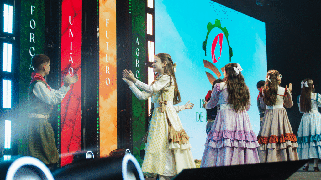 Crianças do CTG Estância Colorado dançam no 13º Encontro de Produtoras Rurais em Cascavel