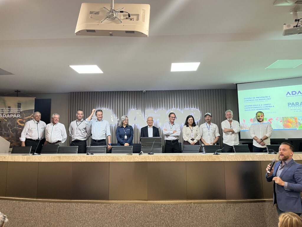 Paulo Orso e Paulo Vallini participam da mesa de honra durante encerramento da mobilização da ADAPAR contra a raiva dos herbívoros