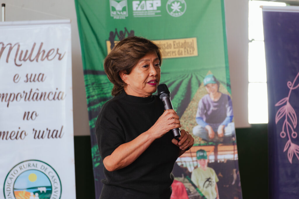 Dra. Hi Kyung Ann durante palestra sobre saúde no Cuca Café e Conversa