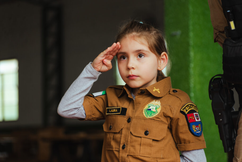 Laura Raquel Colaço Sota homenageia policiais militares durante o evento