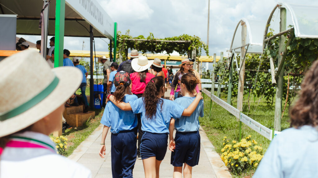 Representantes do Sindicato Rural e empresas privadas durante ação educativa no Show Rural Cascavel