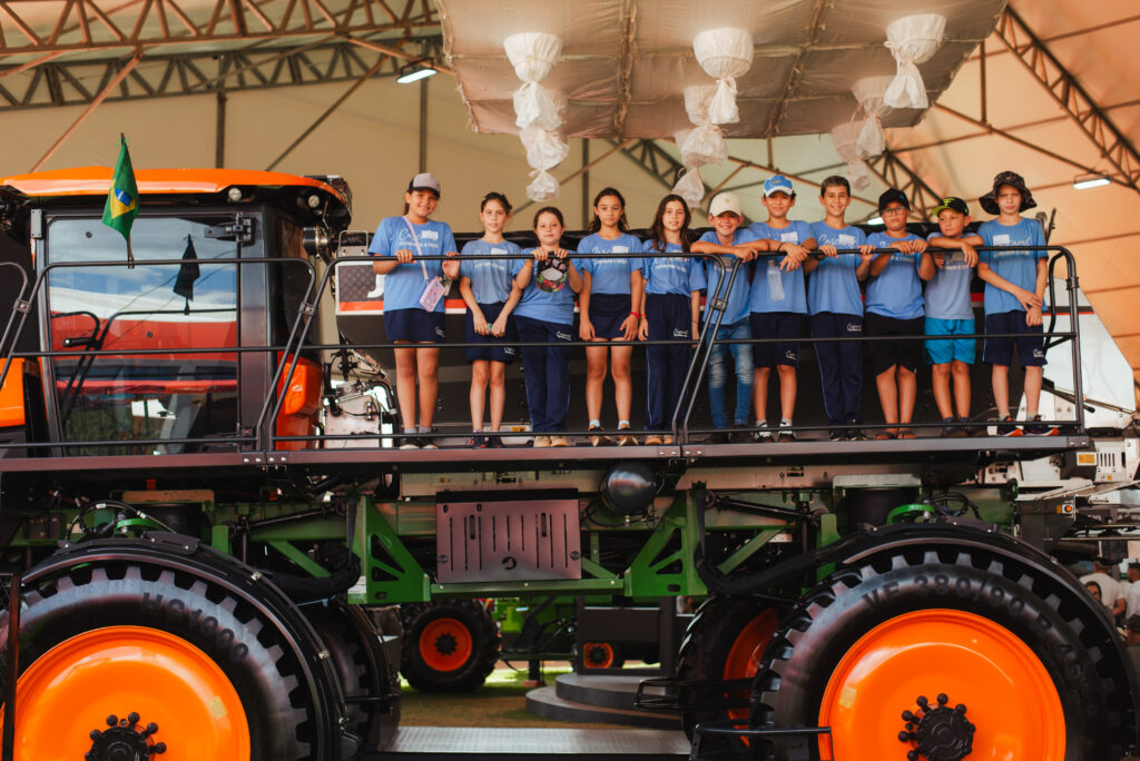 Estudantes da rede pública participam de visita educativa ao Show Rural Cascavel
