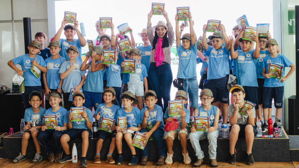 Professora e escritora Mariane Santos durante lançamento de livro no Show Rural Cascavel