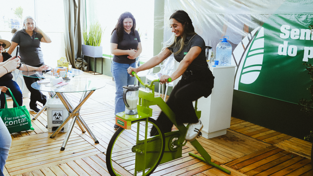 Espaço da Unimed no estande do Sistema FAEP oferecendo aferição de pressão e orientações de saúde