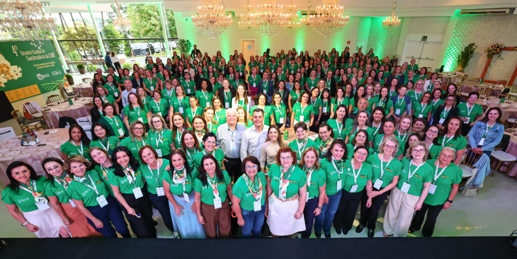 Participantes do Encontro Estadual da Comissão de Mulheres da FAEP em Curitiba