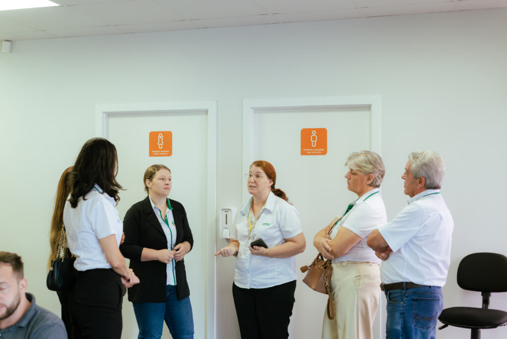 Diretoria do Sindicato Rural de Cascavel durante visita interna à estrutura da Unimed Cascavel