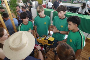 Estudantes premiados do Programa Agrinho 2025 no estande do Sindicato Rural de Cascavel durante o Show Rural Coopavel.