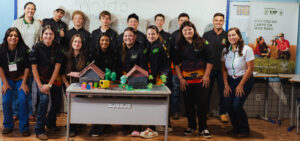 Alunos do JAA Jovem Agricultor Aprendiz com mobilizadora, professora e secretário de Agricultura em Santa Tereza do Oeste