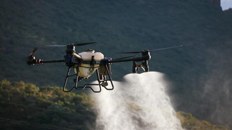 Drones no Agro: Sistema FAEP lança cartilha gratuita para produtores rurais