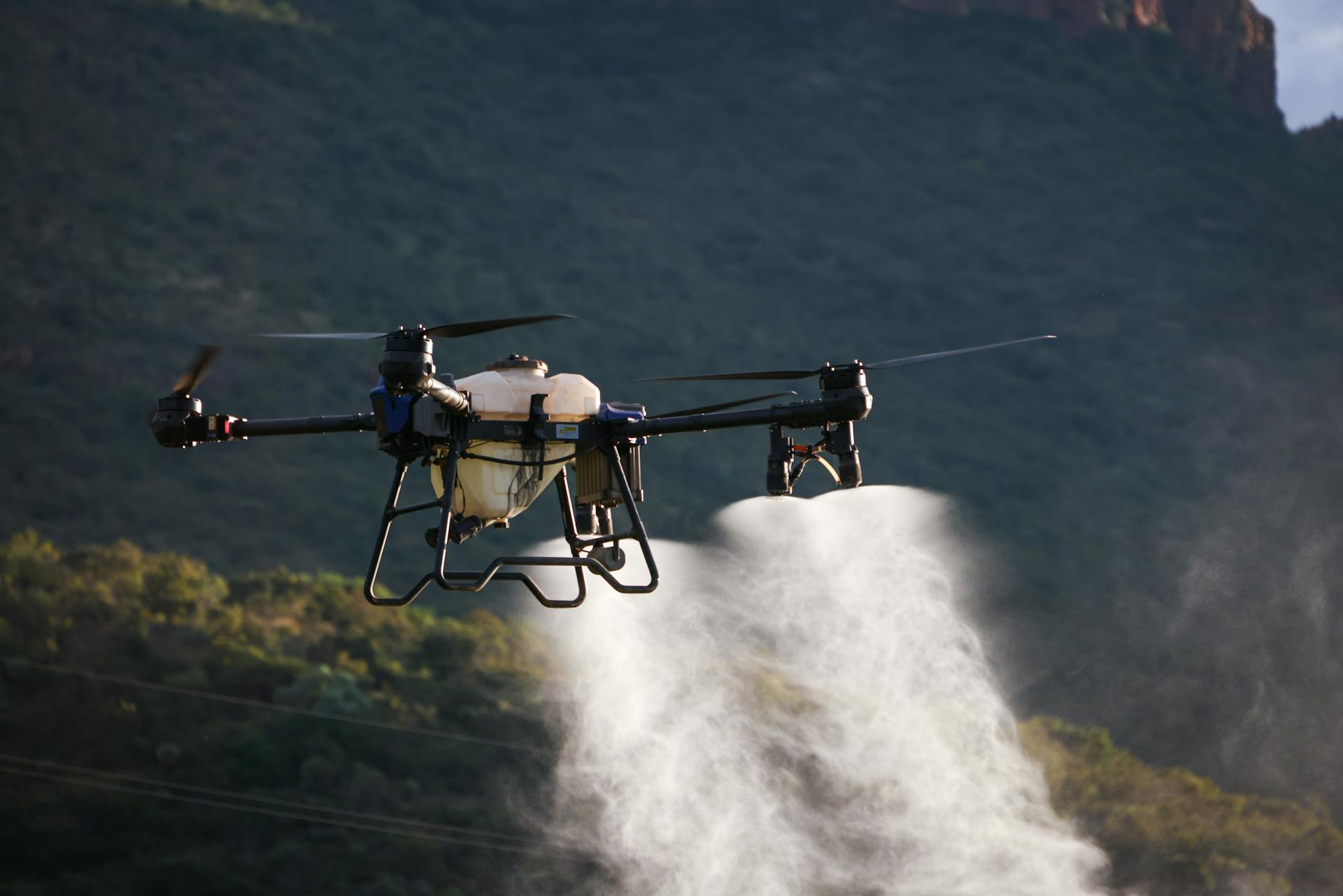 Drones no Agro: Sistema FAEP lança cartilha gratuita para produtores rurais